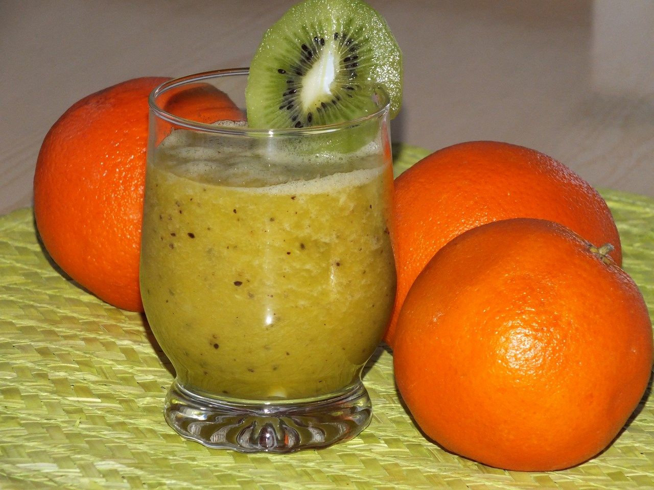 Pomarańczowe smoothie z kiwi