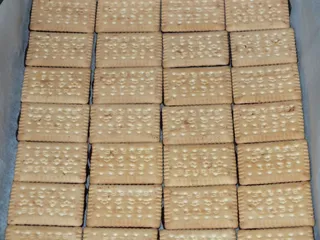 Sernik warstwowy na zimno z masą toffi - 7