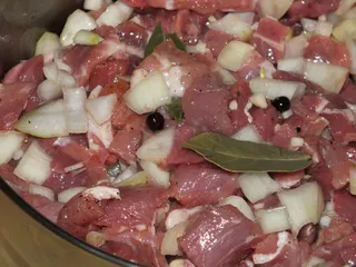 Gulasz z łopatki, suszonych śliwek i żurawin - 6