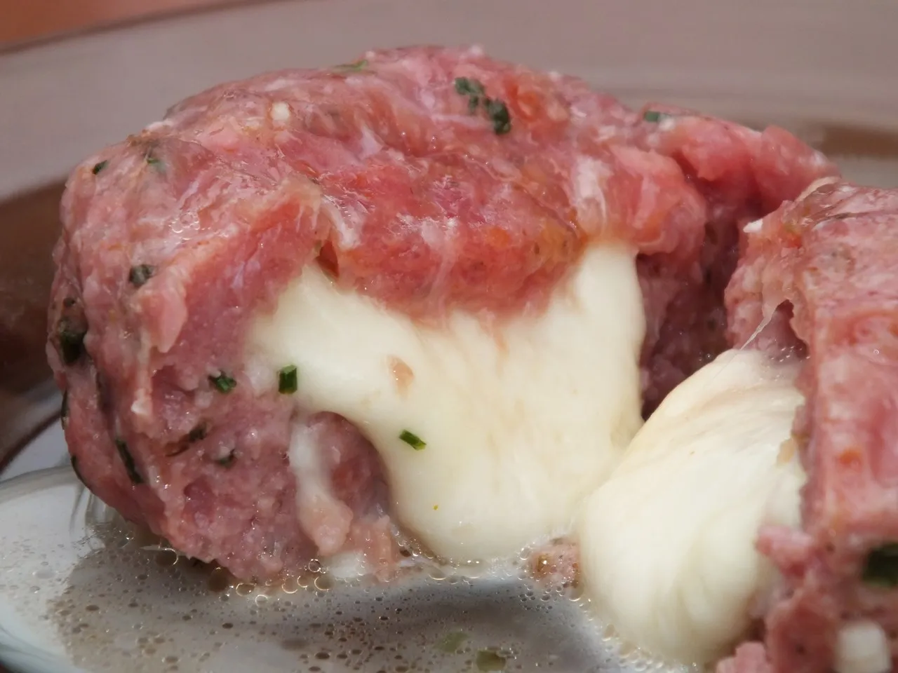 Grillowane kotlety mielone z serem mozzarella