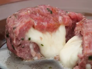Grillowane kotlety mielone z serem mozzarella