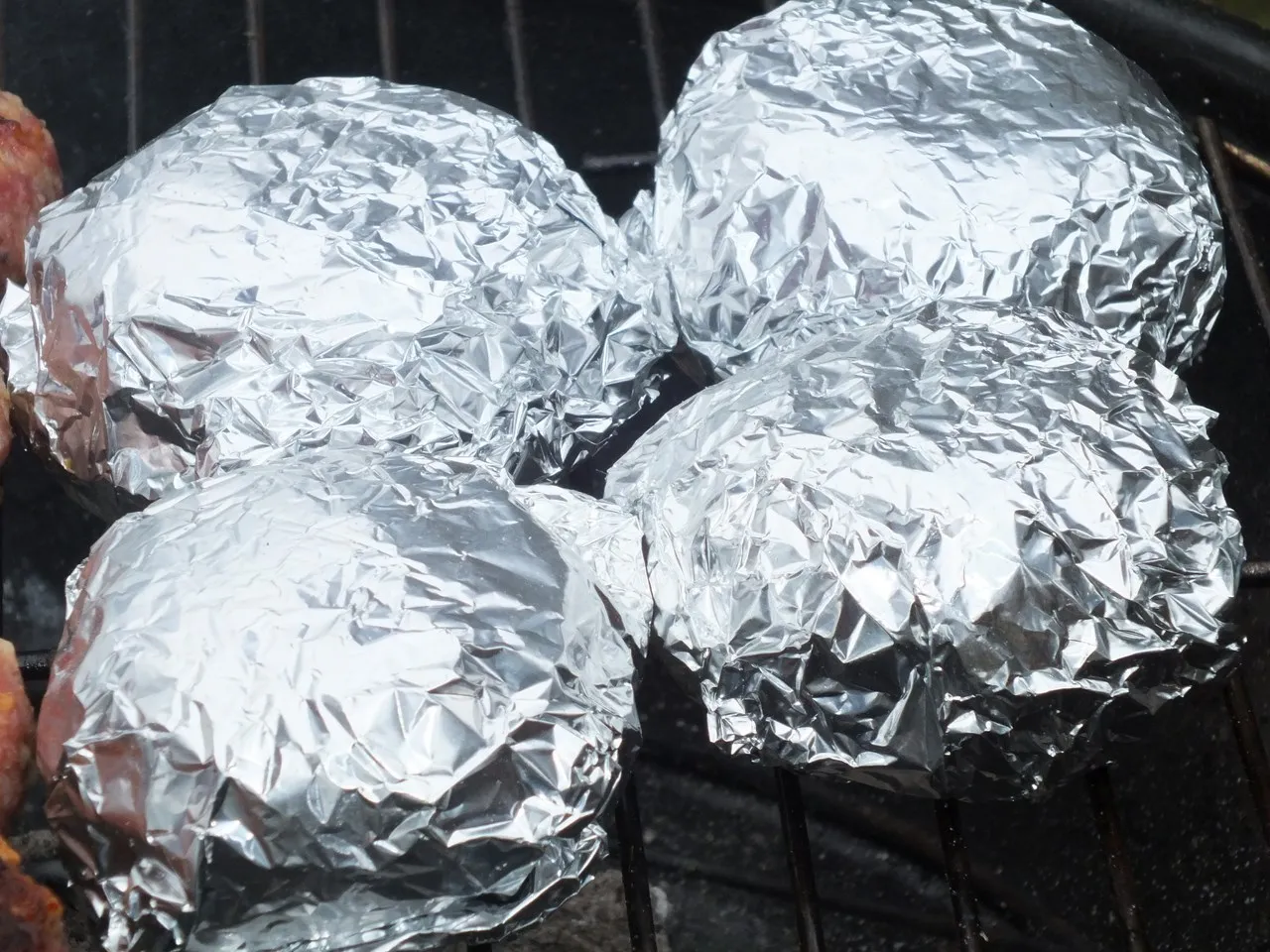 Grillowane kotlety mielone z serem mozzarella