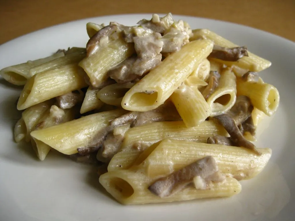 Penne z boczniakami w śmietanowym sosie