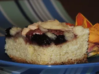 Drożdżowe ciasto z dżemem, bezą i słodką posypką - 2
