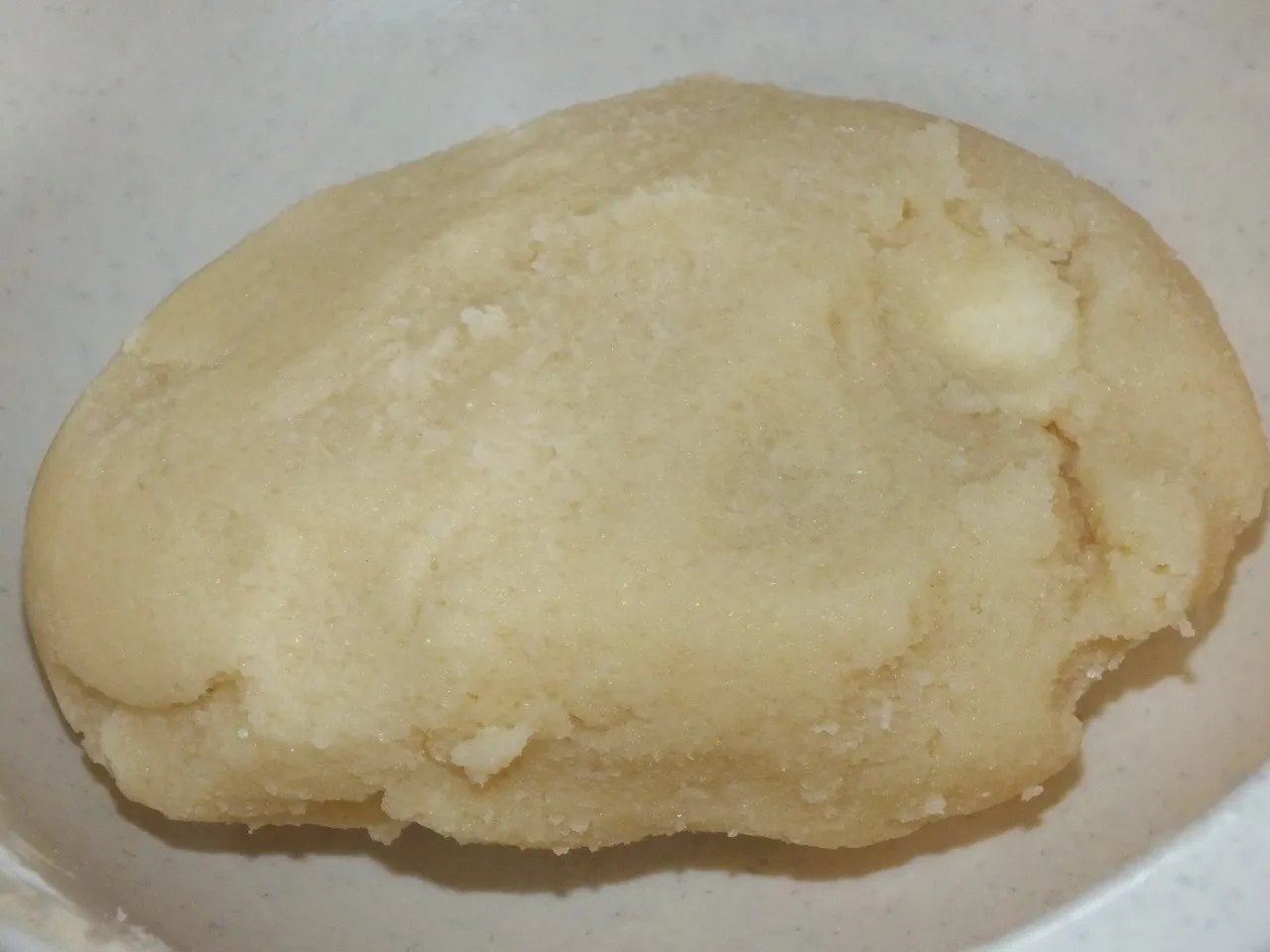 Drożdżowe ciasto z dżemem, bezą i słodką posypką