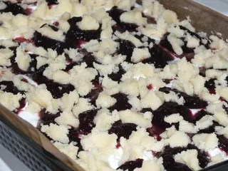 Drożdżowe ciasto z dżemem, bezą i słodką posypką - 13
