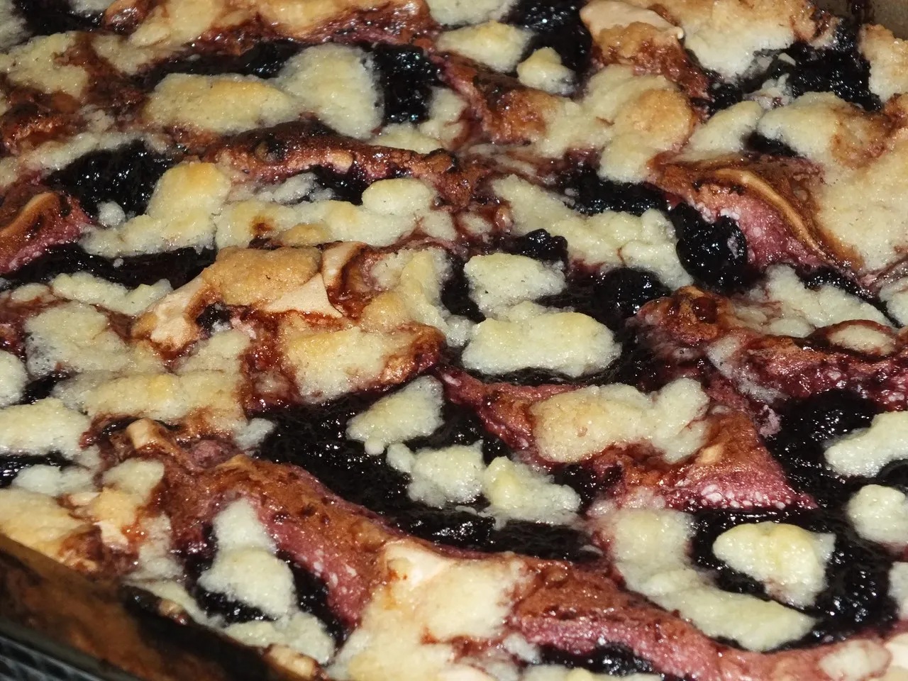 Drożdżowe ciasto z dżemem, bezą i słodką posypką