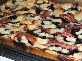 Drożdżowe ciasto z dżemem, bezą i słodką posypką - 15
