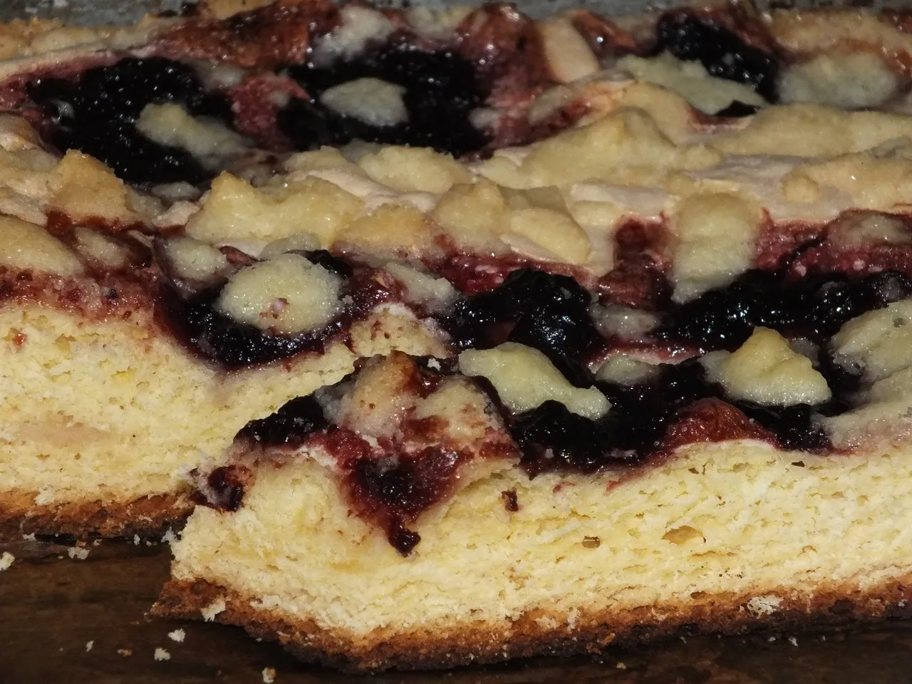 Drożdżowe ciasto z dżemem, bezą i słodką posypką