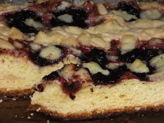 Drożdżowe ciasto z dżemem, bezą i słodką posypką - 16