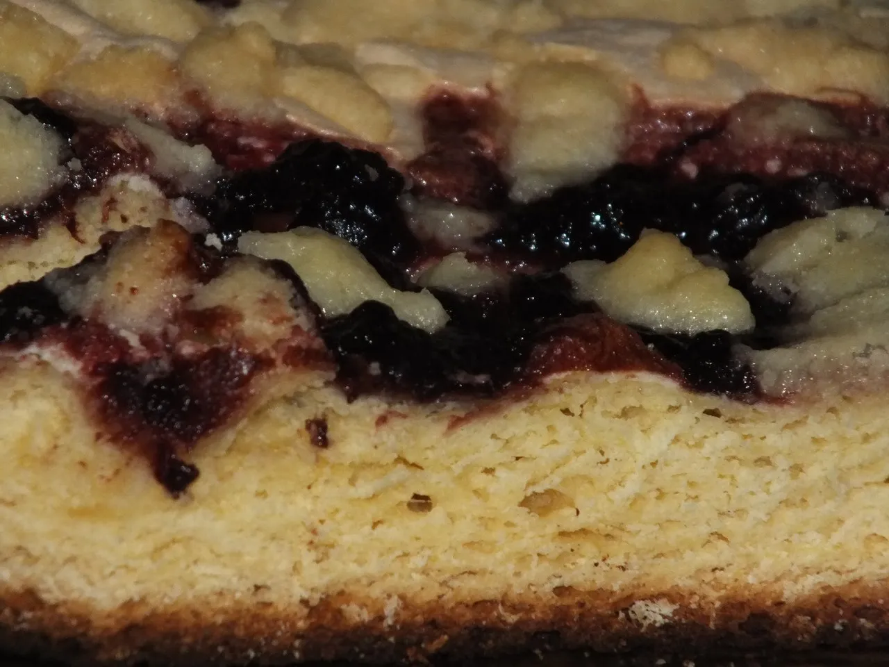 Drożdżowe ciasto z dżemem, bezą i słodką posypką