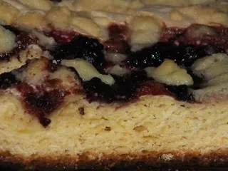 Drożdżowe ciasto z dżemem, bezą i słodką posypką - 17
