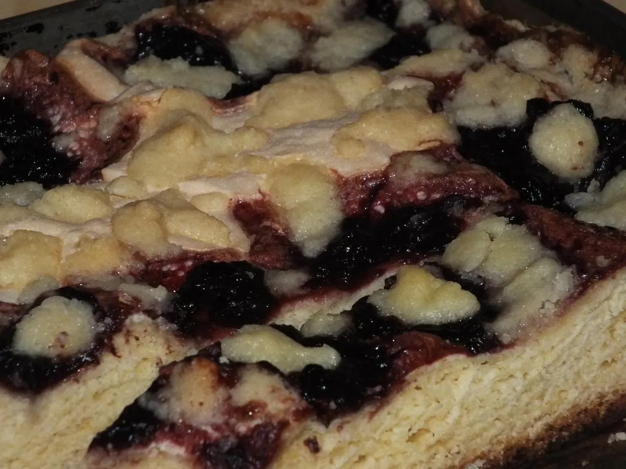Drożdżowe ciasto z dżemem, bezą i słodką posypką