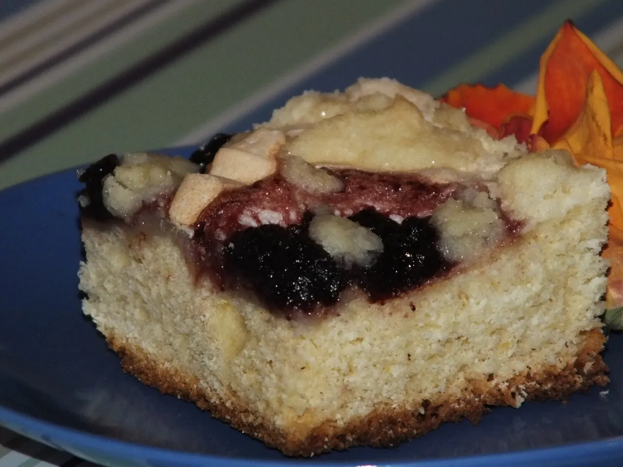 Drożdżowe ciasto z dżemem, bezą i słodką posypką