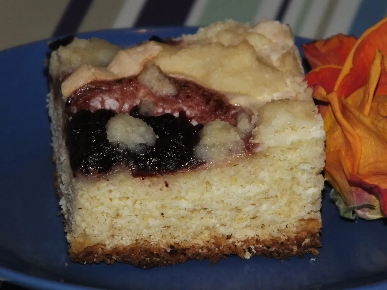 Drożdżowe ciasto z dżemem, bezą i słodką posypką