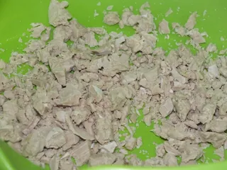 Drożdżowe ciasto z dżemem, bezą i słodką posypką - 4