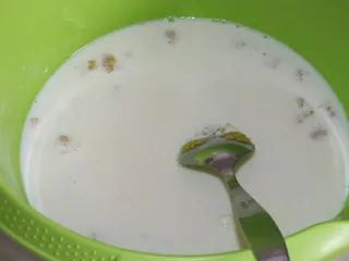 Drożdżowe ciasto z dżemem, bezą i słodką posypką - 5
