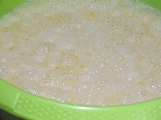 Drożdżowe ciasto z dżemem, bezą i słodką posypką - 7