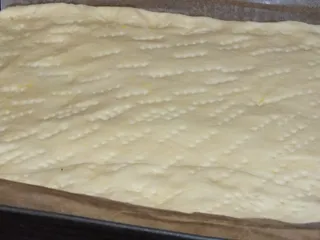 Drożdżowe ciasto z dżemem, bezą i słodką posypką - 8