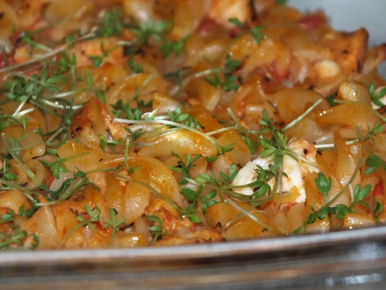 Zapiekanka makaronowa z kurczakiem i serem Feta