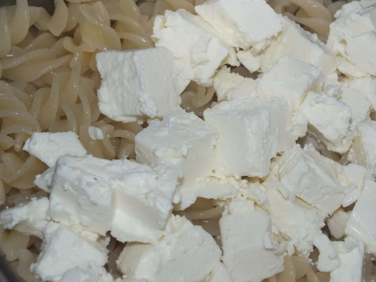 Zapiekanka makaronowa z kurczakiem i serem Feta