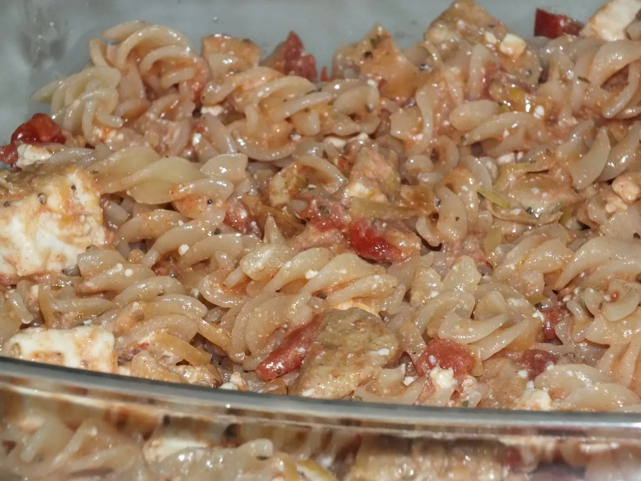 Zapiekanka makaronowa z kurczakiem i serem Feta