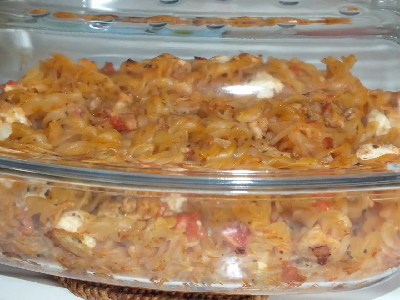 Zapiekanka makaronowa z kurczakiem i serem Feta