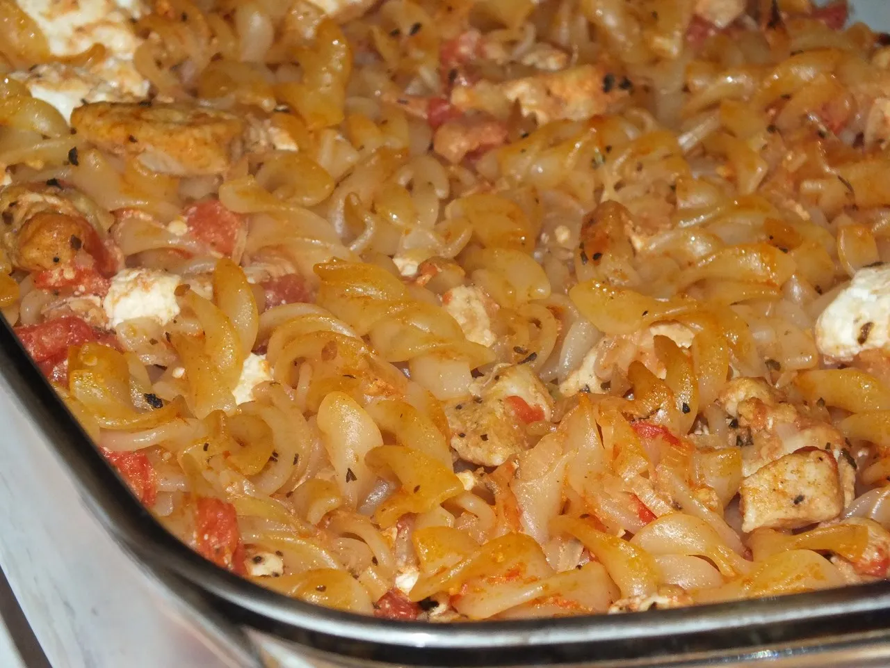 Zapiekanka makaronowa z kurczakiem i serem Feta