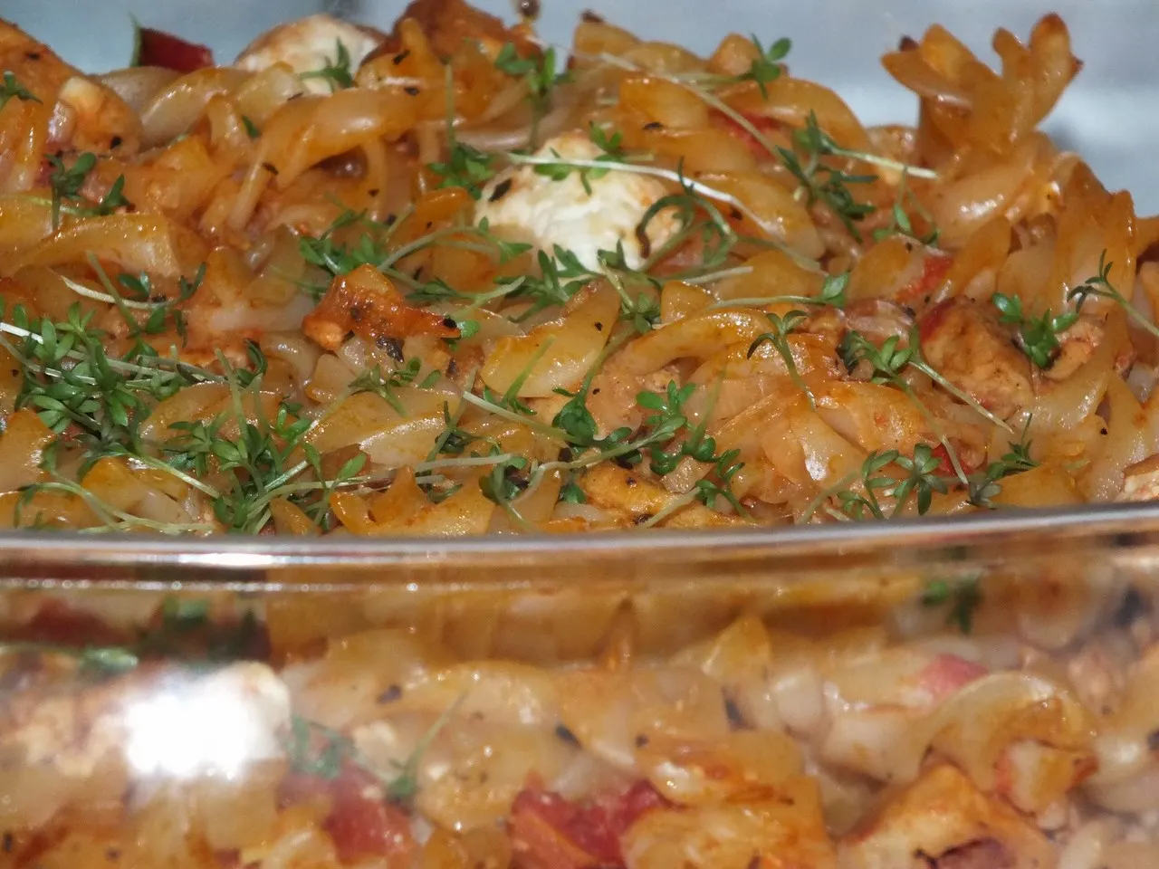Zapiekanka makaronowa z kurczakiem i serem Feta