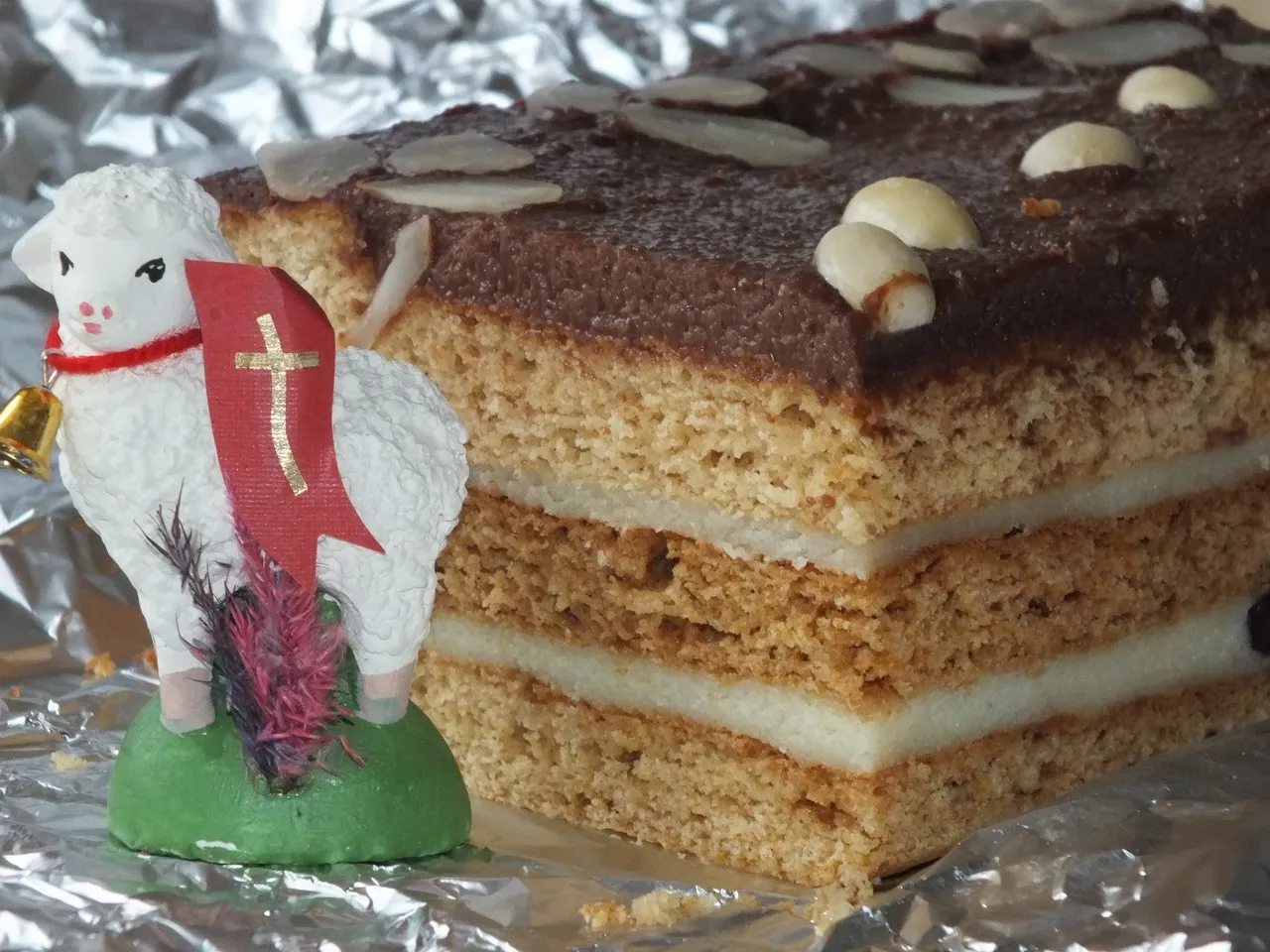 Warstwowy mazurek z masą grysikową