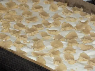 Wielkanocny mięciutki sernik na krucho-chałwowym spodzie - 12