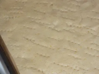 Wielkanocny mięciutki sernik na krucho-chałwowym spodzie - 7