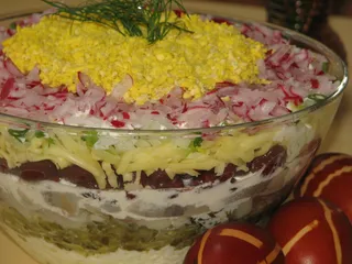 Wielkanocna warstwowa sałatka na kolorowo - 3