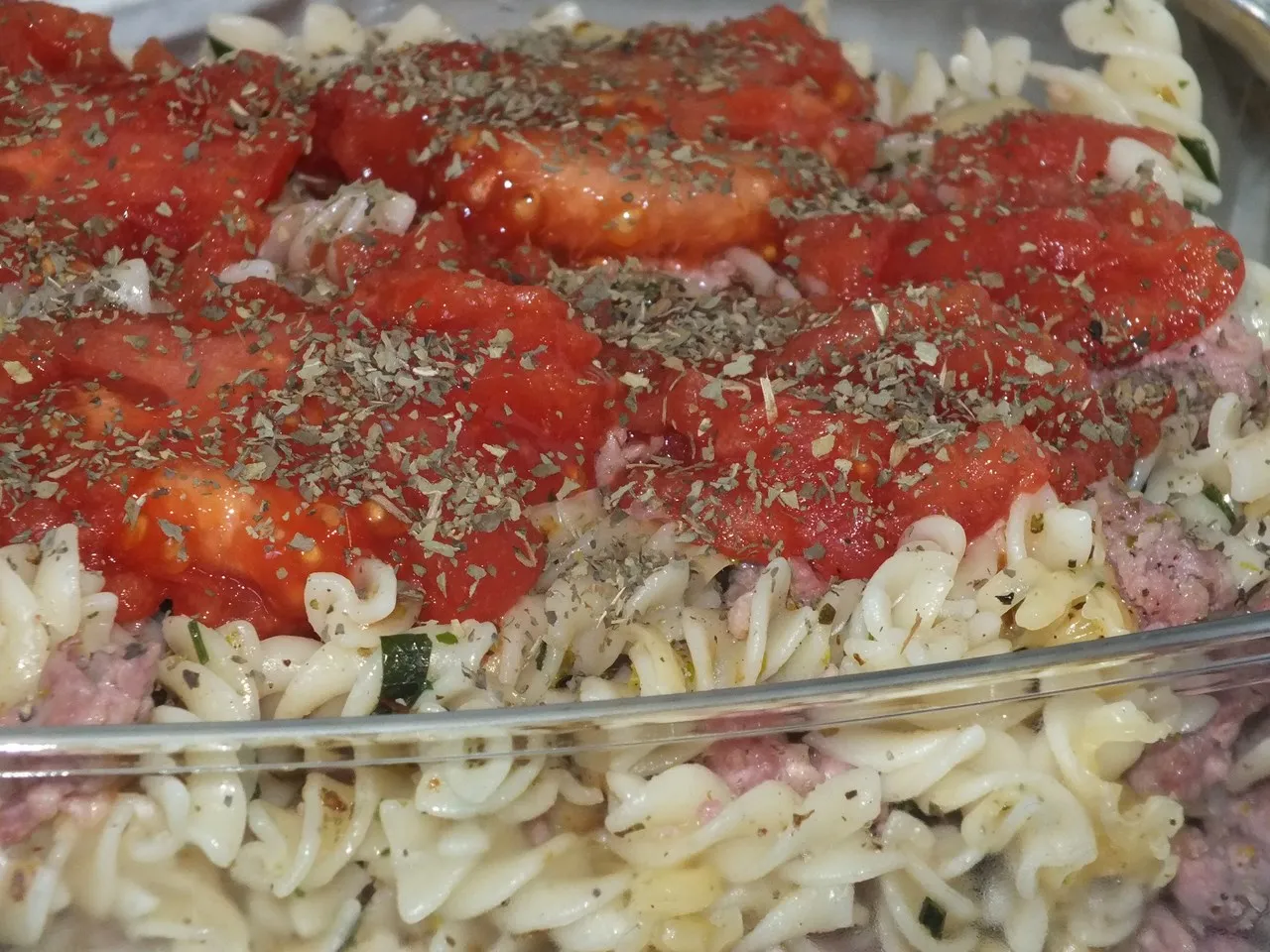 Zapiekanka makaronowo-mięsna z pomidorami