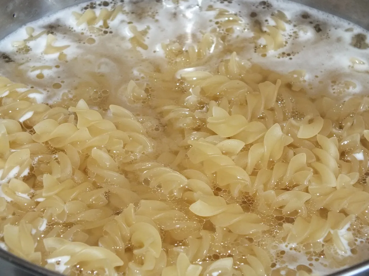 Zapiekanka makaronowo-mięsna z pomidorami