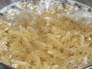 Zapiekanka makaronowo-mięsna z pomidorami - 4