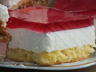 Biszkopt z masą śmietankową i galaretką