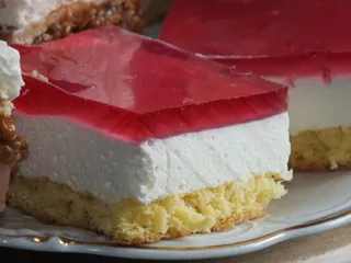 Biszkopt z masą śmietankową i galaretką - 2