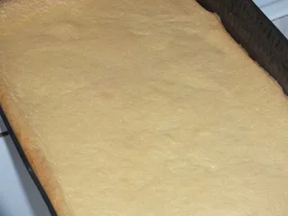 Biszkopt z masą śmietankową i galaretką - 5