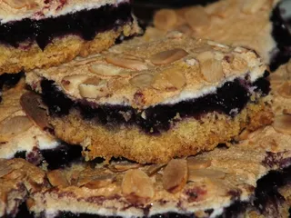 Pełnoziarniste ciasto z mrożonymi jagodami i bezą