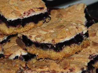 Pełnoziarniste ciasto z mrożonymi jagodami i bezą - 2
