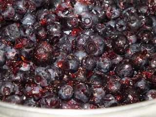 Pełnoziarniste ciasto z mrożonymi jagodami i bezą - 5