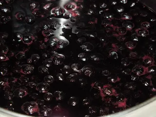 Pełnoziarniste ciasto z mrożonymi jagodami i bezą - 7