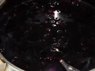 Pełnoziarniste ciasto z mrożonymi jagodami i bezą - 8