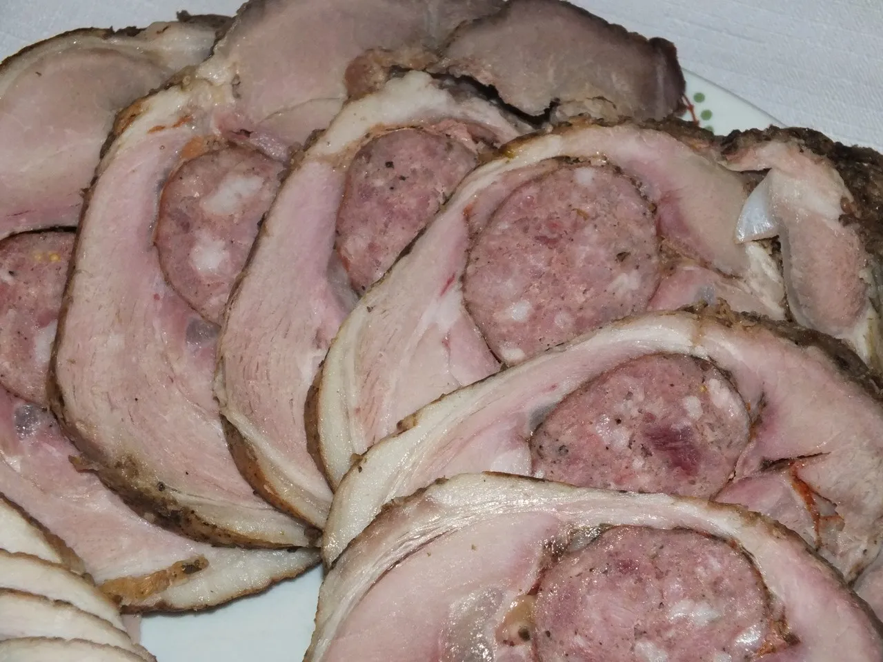 Rolada z łopatki faszerowana kiełbaską