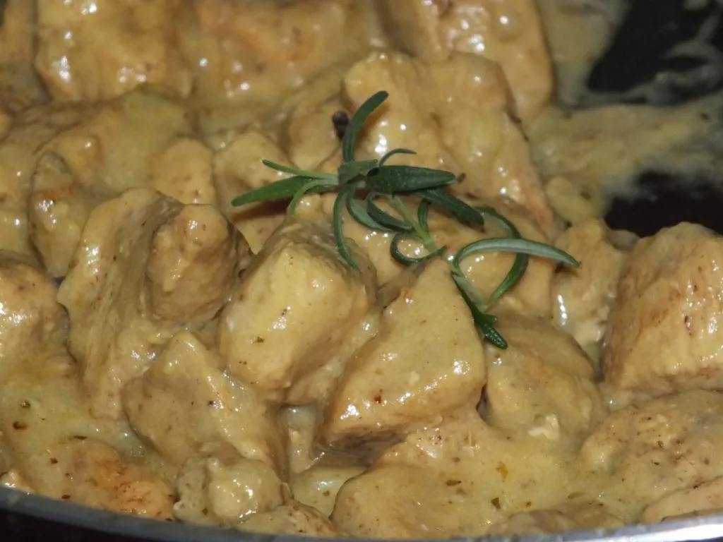 Kurczak w jogurtowym sosie z nutką curry