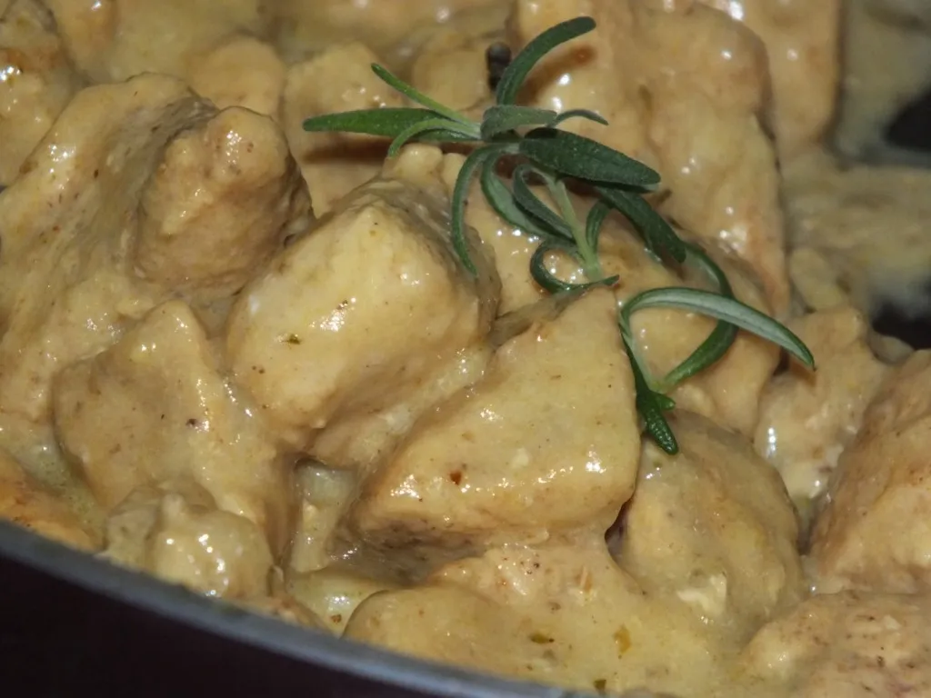 Kurczak w jogurtowym sosie z nutką curry