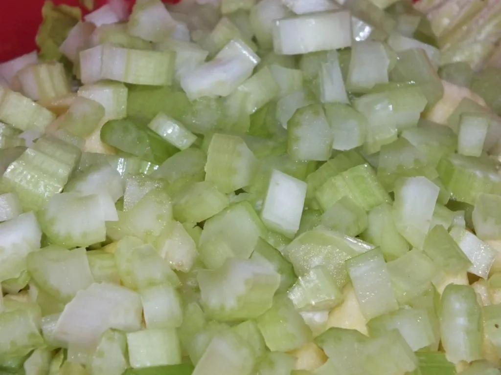 Chrupiąca sałatka z zielonej sałaty i jabłek