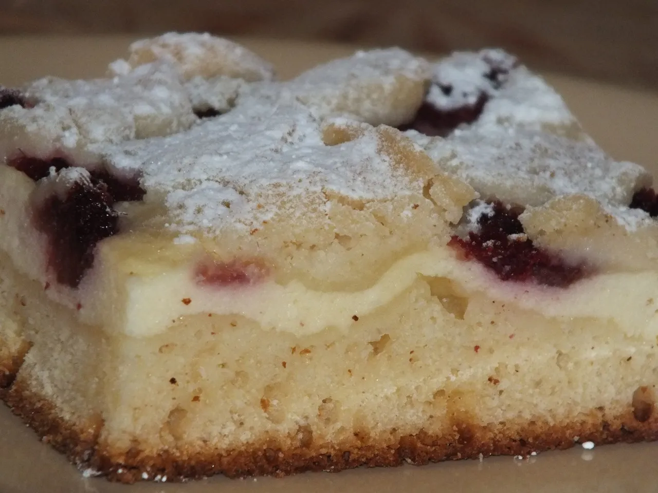 Drożdżowe ciasto z serem, malinami i kruszonką
