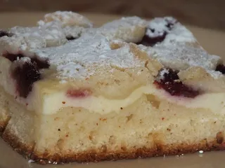 Drożdżowe ciasto z serem, malinami i kruszonką